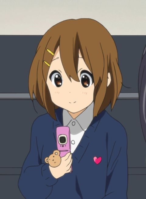 Yui and her phone.jpeg
